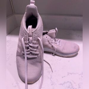 EUC women’s tennis shoes